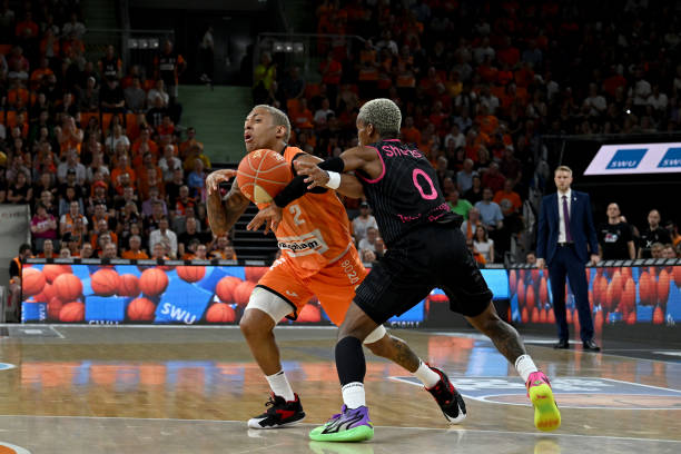 甲的月薪约 甲的月薪约